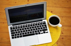 ordinateur avec tasse de café